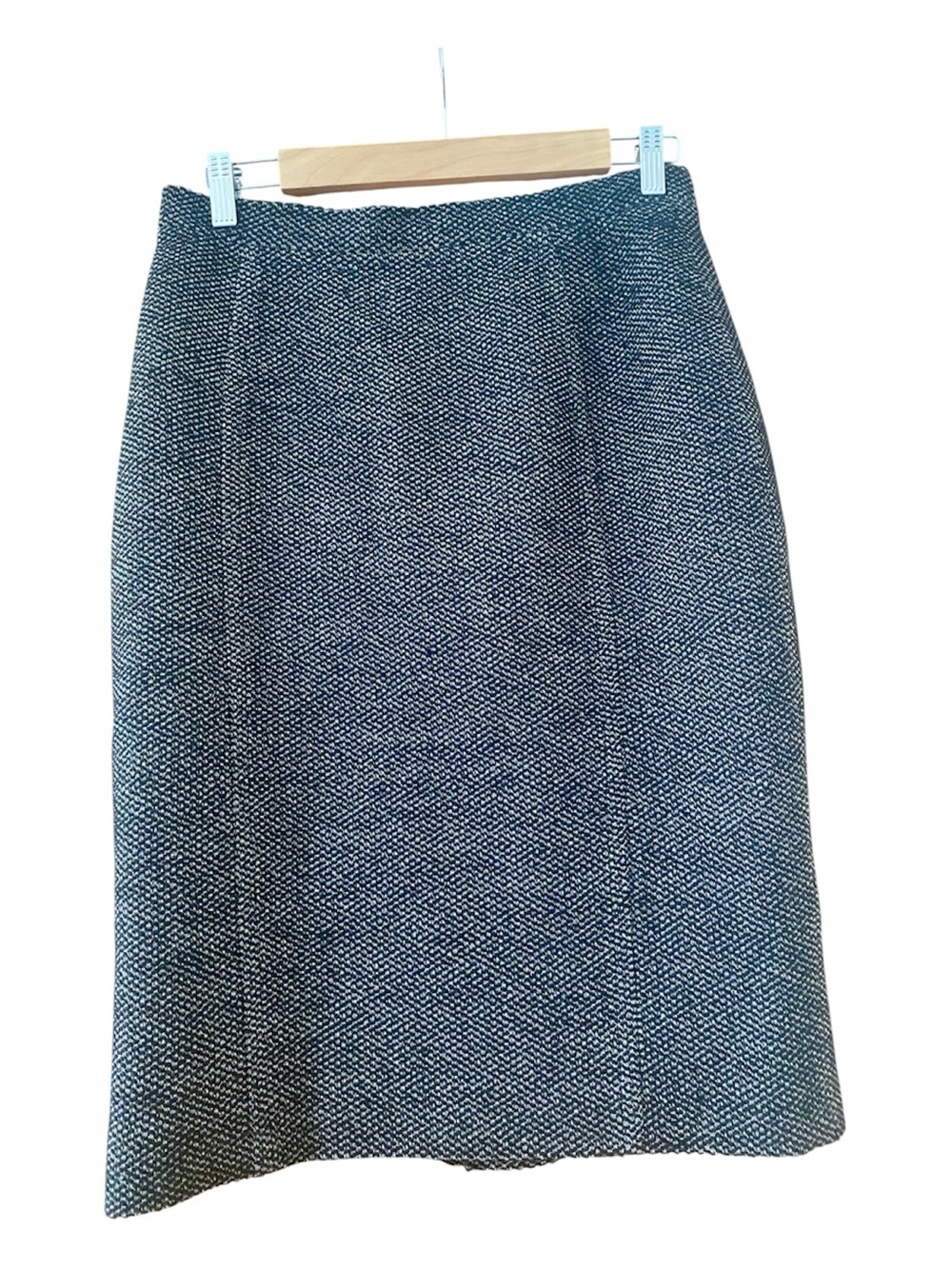 Escada Size 38 Black Ivory Virgin Wool Tweed Pencil Skirt Made in Croatia